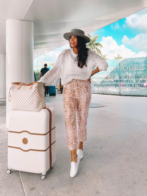 13 Things to Bring on a Plane + Travel Outfits