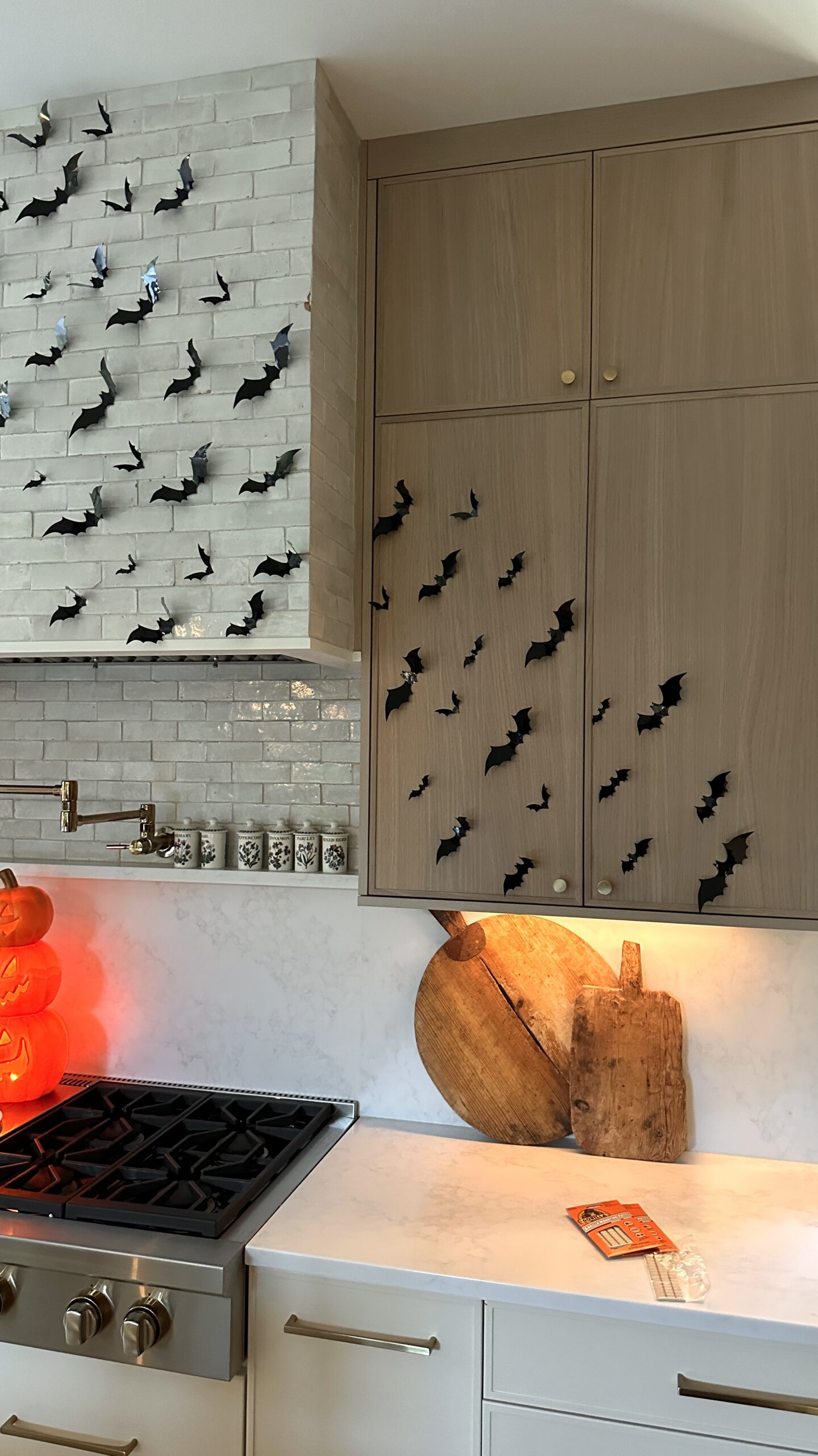 Halloween decor ideas for party, how to decorate for a halloween party, bats halloween decor | Sabrina Tan Home